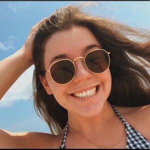 Meet your Posher, Claudia